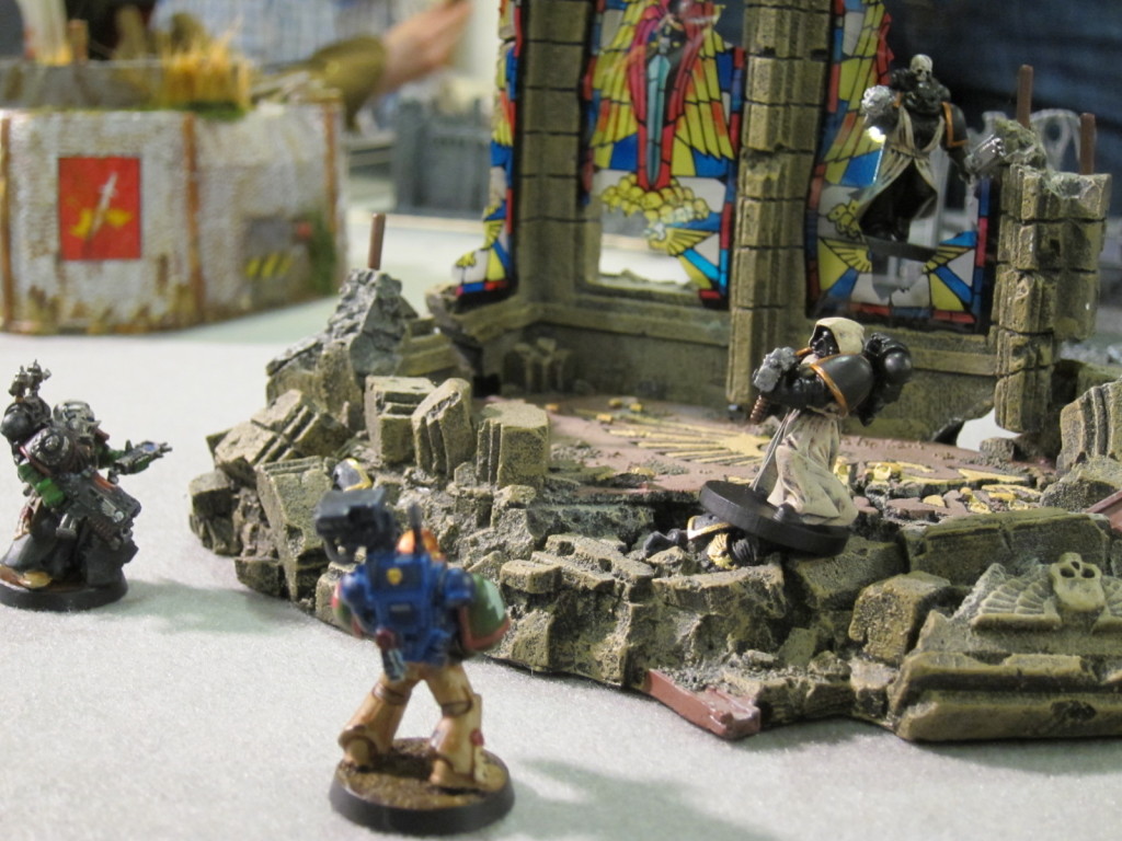 Fallen and Kingbreakers have a standoff in a ruined Imperial chapel.